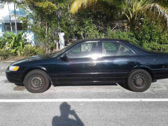 96 Toyota Camry. 199000 miles on odometer but actually less than 100000 on the new tranny. Mechanic owned. Just needs freon. Get in drive away