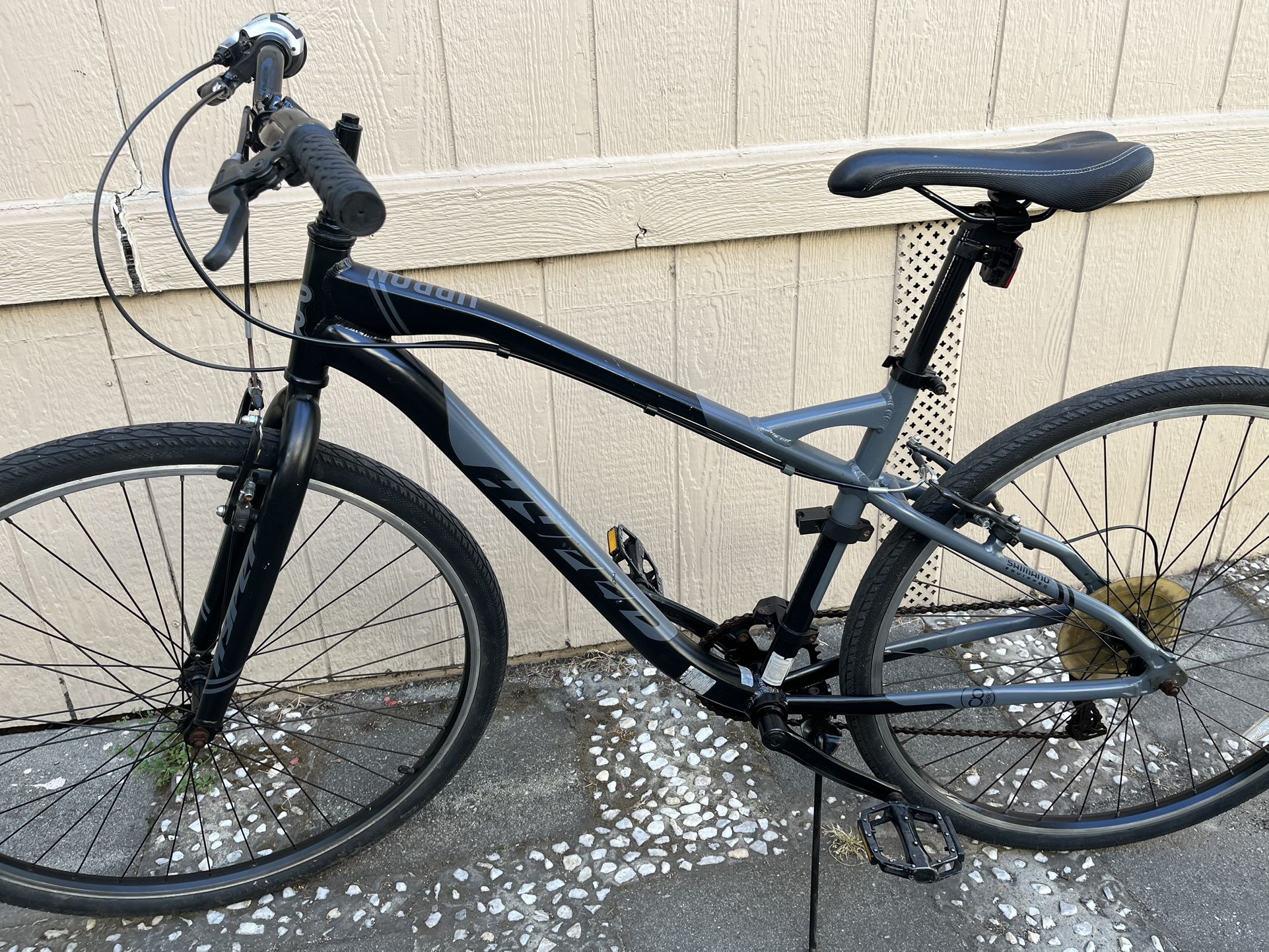 aluminium bike evryting work good fast bike and big tires size 28”