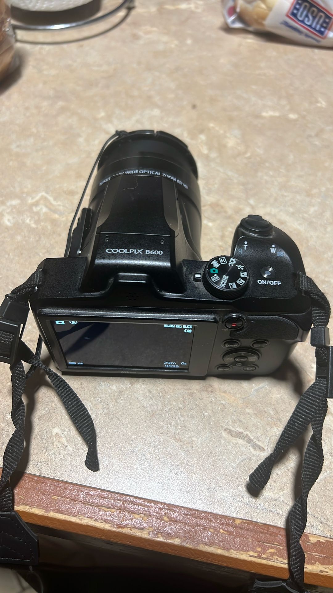 CoolPix B600