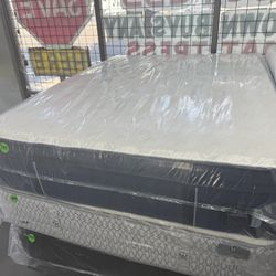 QUEEN SIZE STEARNS & FOSTER KIRKLAND PILLOW TOP MATTRESS & BOX SPRING BED SET