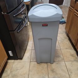 23 GALLONS RUBBERMAID TRASH CAN WITH LID
