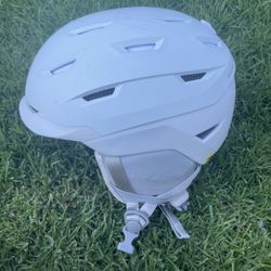 Smiths women’s liberty mips snow helmet white  Medium  