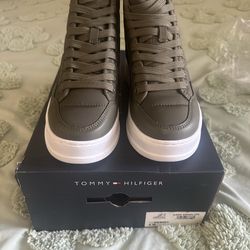 Tommy Hilfiger sneaker size 5 new inbox