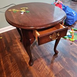 BROYHILL FURNITURE Solid Cherry Traditional Style 23x27" Oval Accent End Table