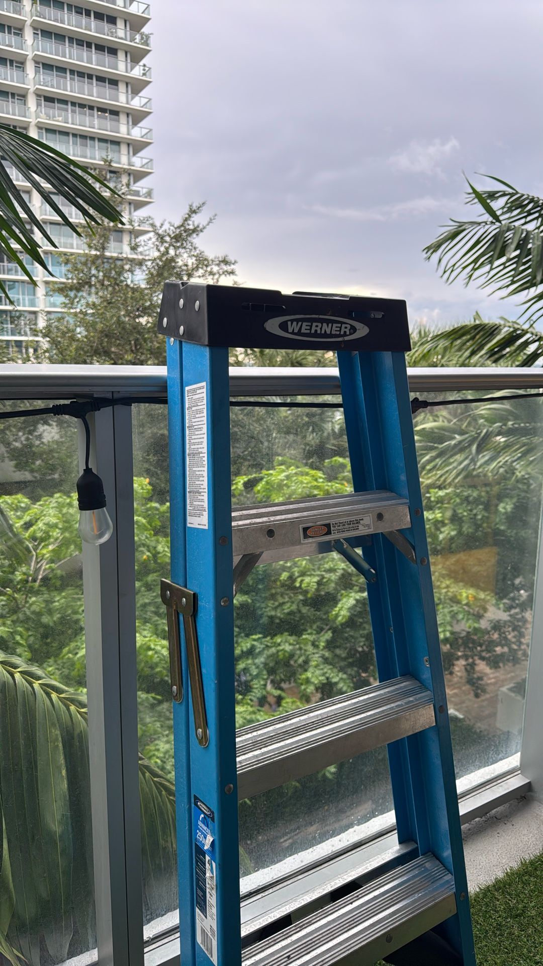 Werner 4 ft. H Fiberglass Step Ladder Type I 250 lb. capacity  