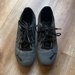 Boys Puma Soccer Shoes Size 3.5Y