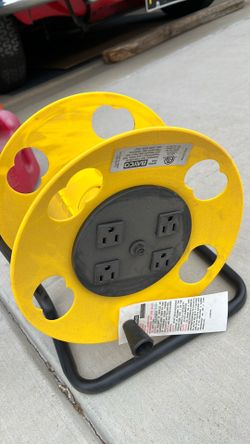 Electrical cord roller with 4 outlets