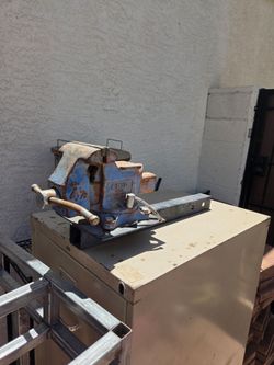 Receiver hitch mounted 4" vise