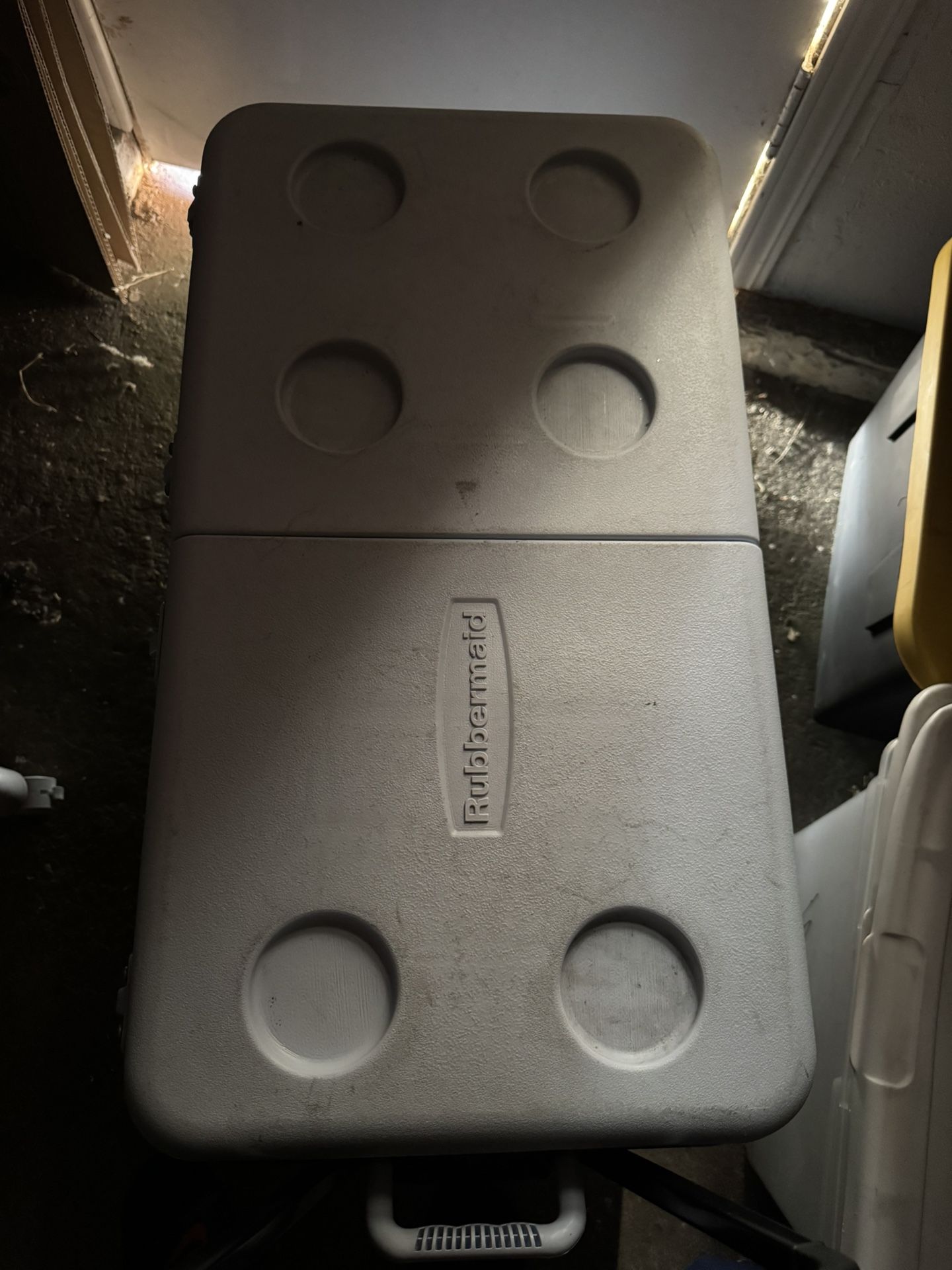 Rubbermaid Cooler