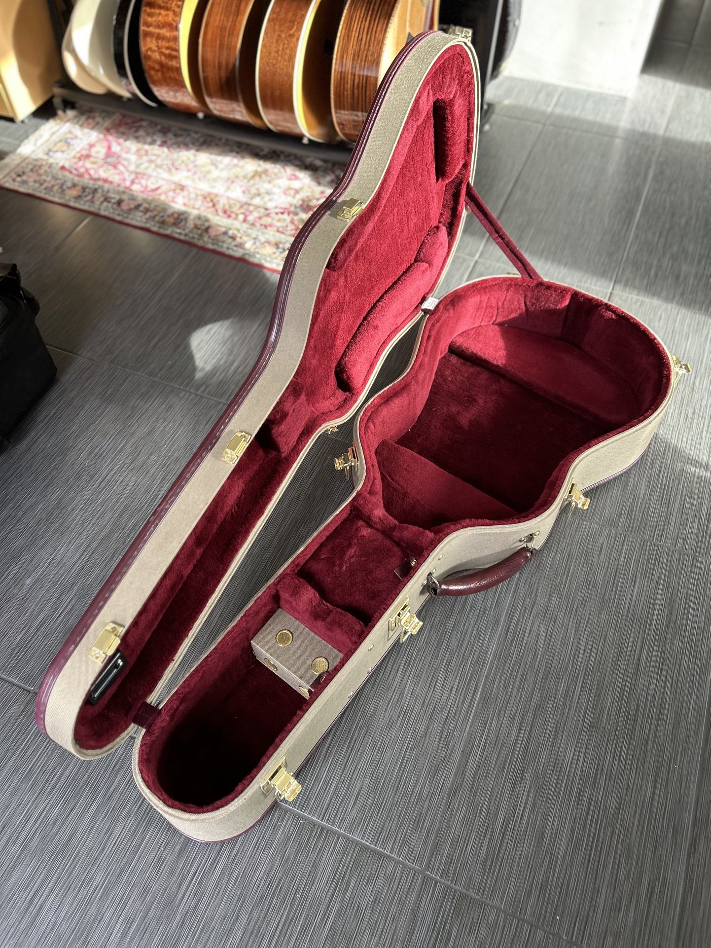 Ameritage 16” Acoustic Guitar Case – Near Mint Condition