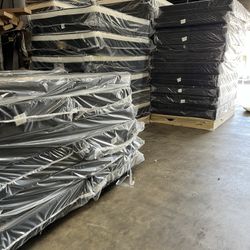 👀👀TWIN,FULL,QUEEN AND KING MATTRESS STARTING AT $150‼️A SET BEST PRICE IN TOWN BEST PRICE ON  BRAND NEW PLUSH TOP MATTRESS 