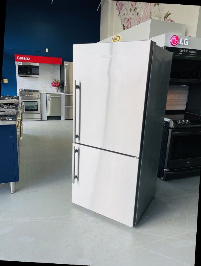 NEW Blomberg BRFBSSN 30 Inch Bottom-Freezer Refrigerator U8GP