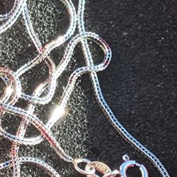 Real 925 Sterling Silver Necklace 1.0mm Thin Wheat Link Chain S925 18"

☆ Italian Sterling Silver 

Beautiful Necklace 

- Will Last a lifetime 

Nick