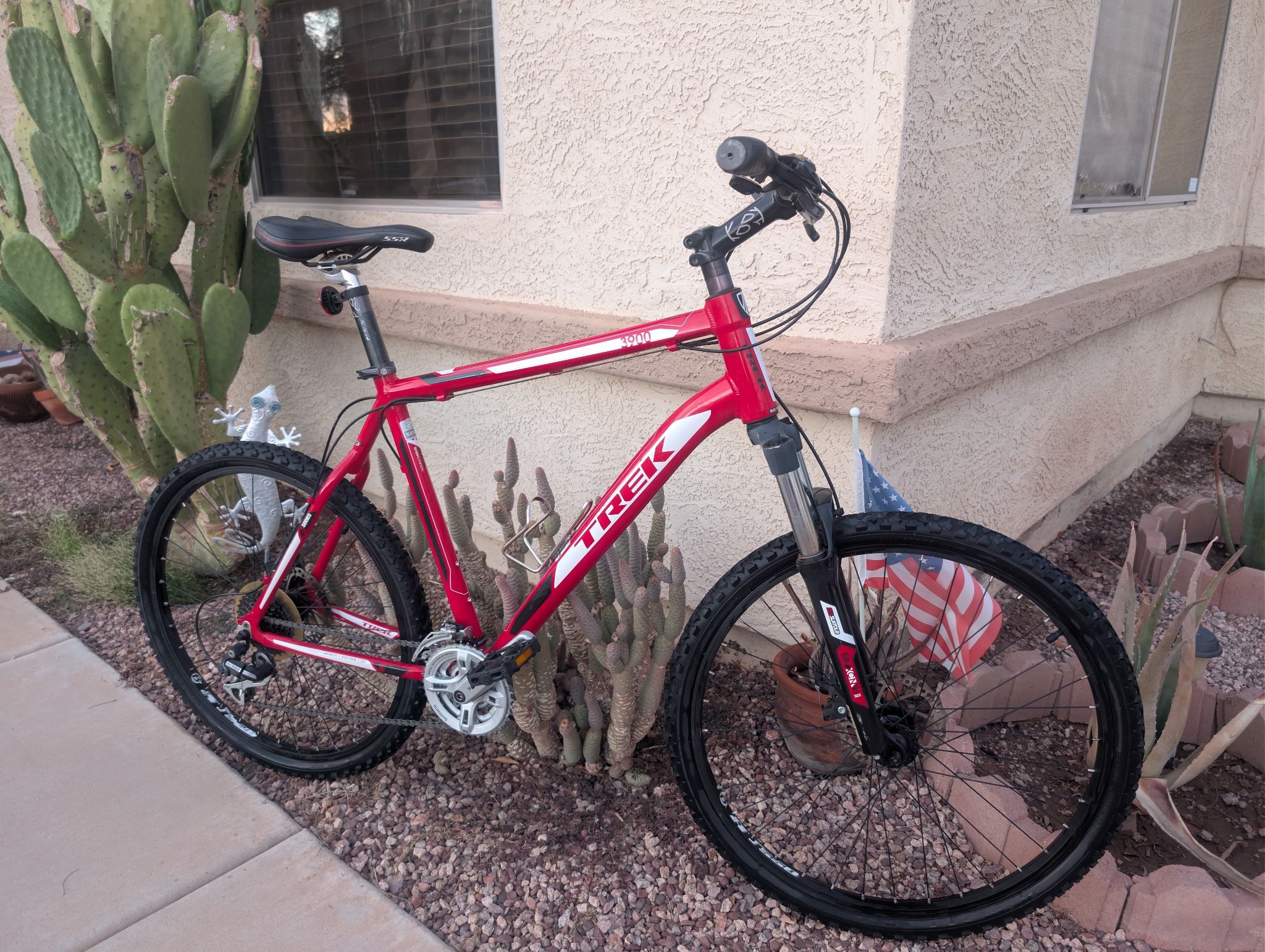 26"x2.0. TREK 3900 MENS MOUNTAIN BIKE (XL). ALUMINUM 24 SPEEDS. EXCELLLENT CONDITION FRESHLY TUNE UP 👌🏼