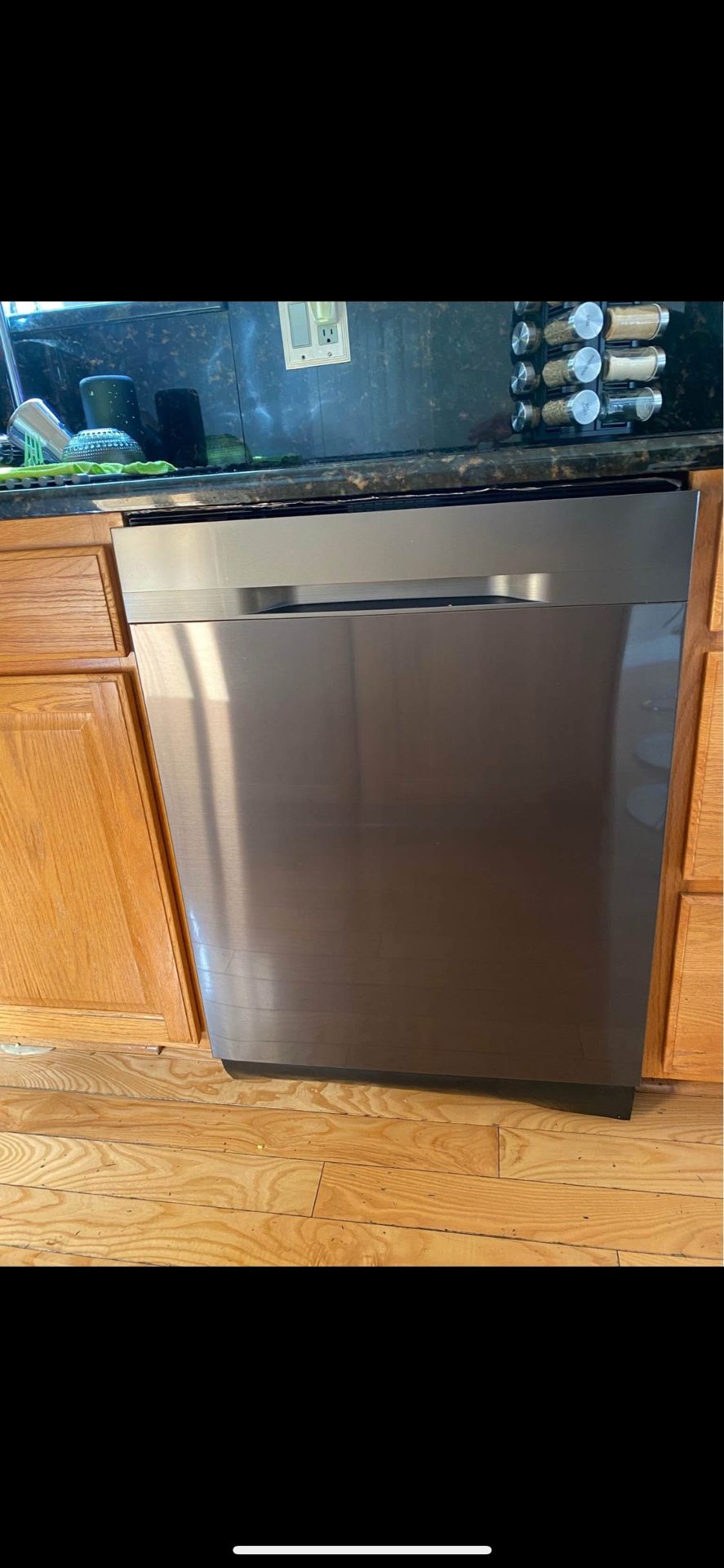 Dishwasher/As seen in pictures, this dishwasher is in outstanding condition, it works perfectly fine and it needs nothing. Well maintained, we’ll take
