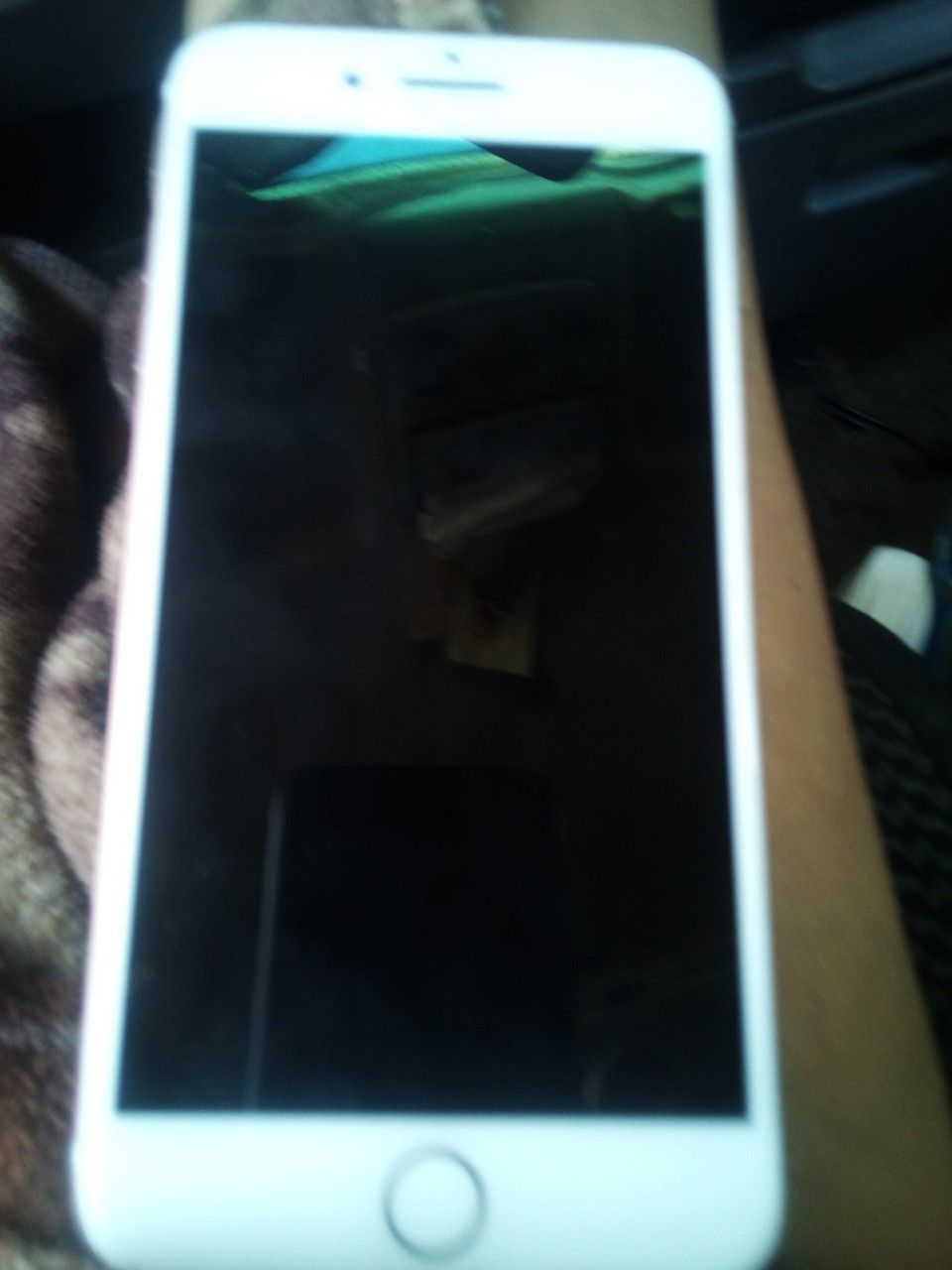 IPhone. For sale For Parts dosen't turn on