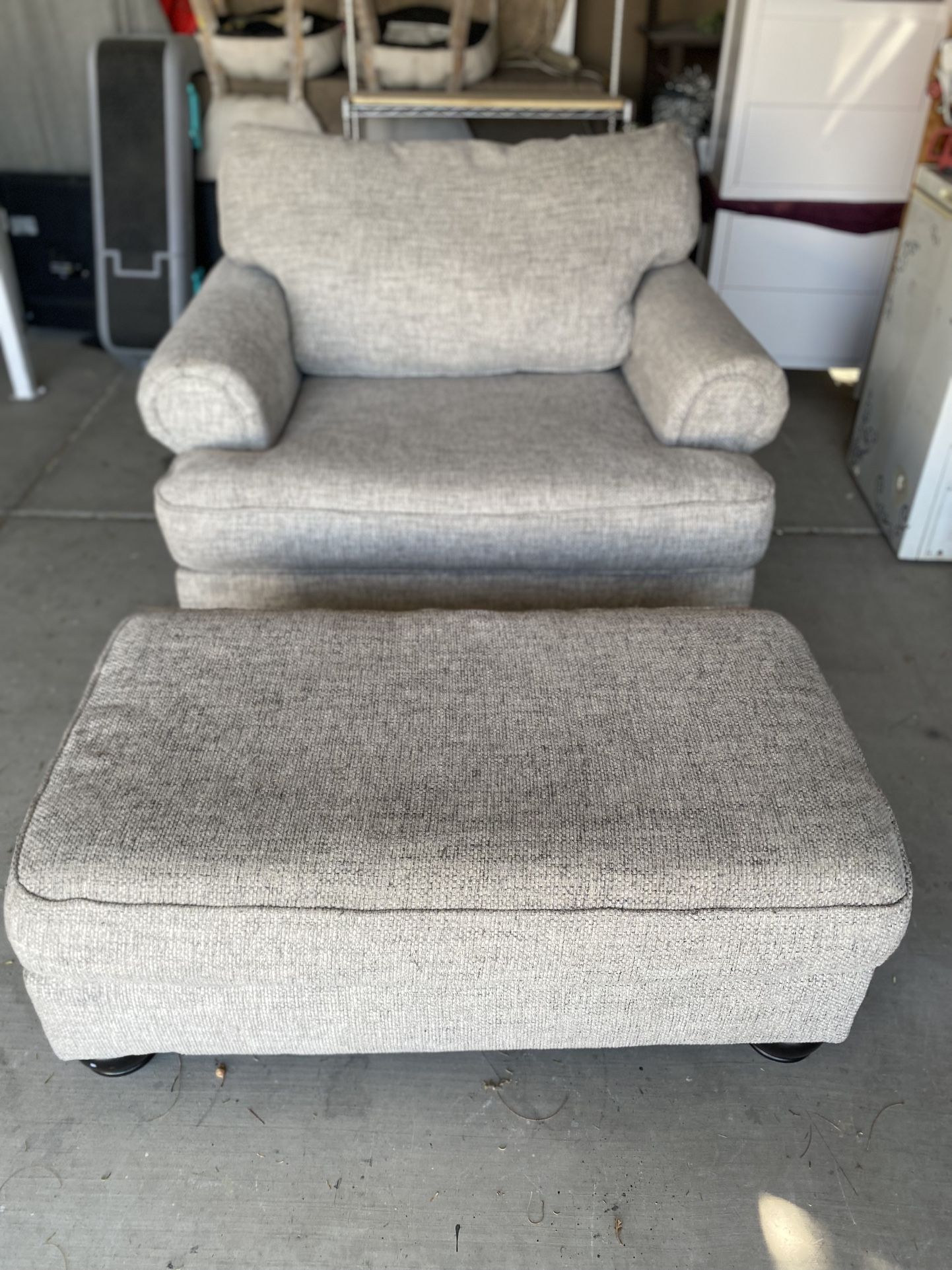 Oversized Chair With Ottoman