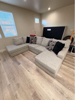 SECTIONAL COUCH