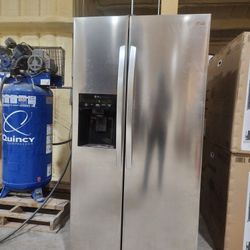 Very Nice 26 cu. ft. Side-By-Side Refrigerator! (See Description)