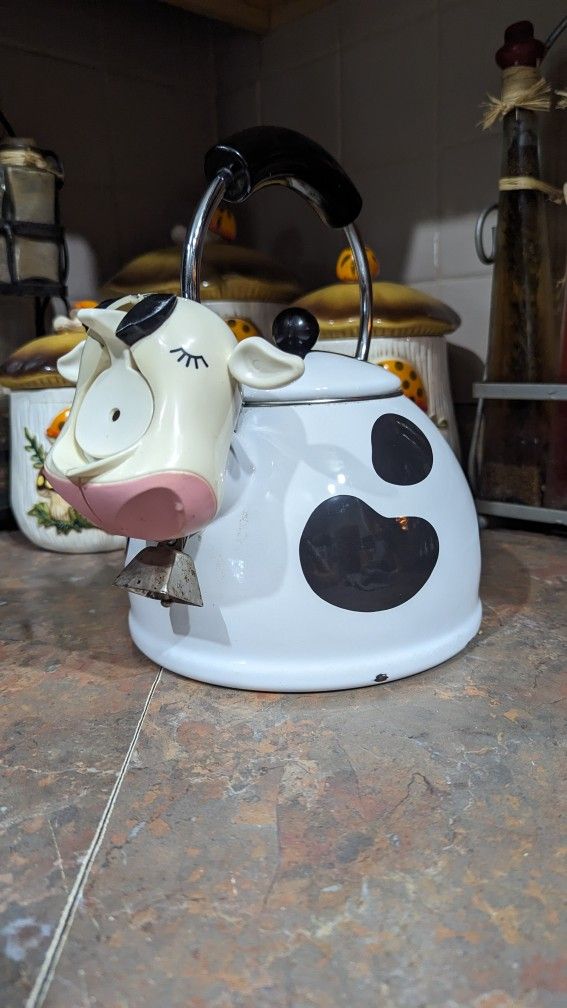 M. Kamenstein Black White Dairy Cow 2.5 QT Whistling Kettle Vintage Teapot Bell