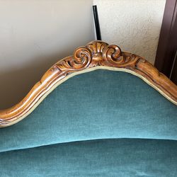 Victorian walnut sofa, in very good condition