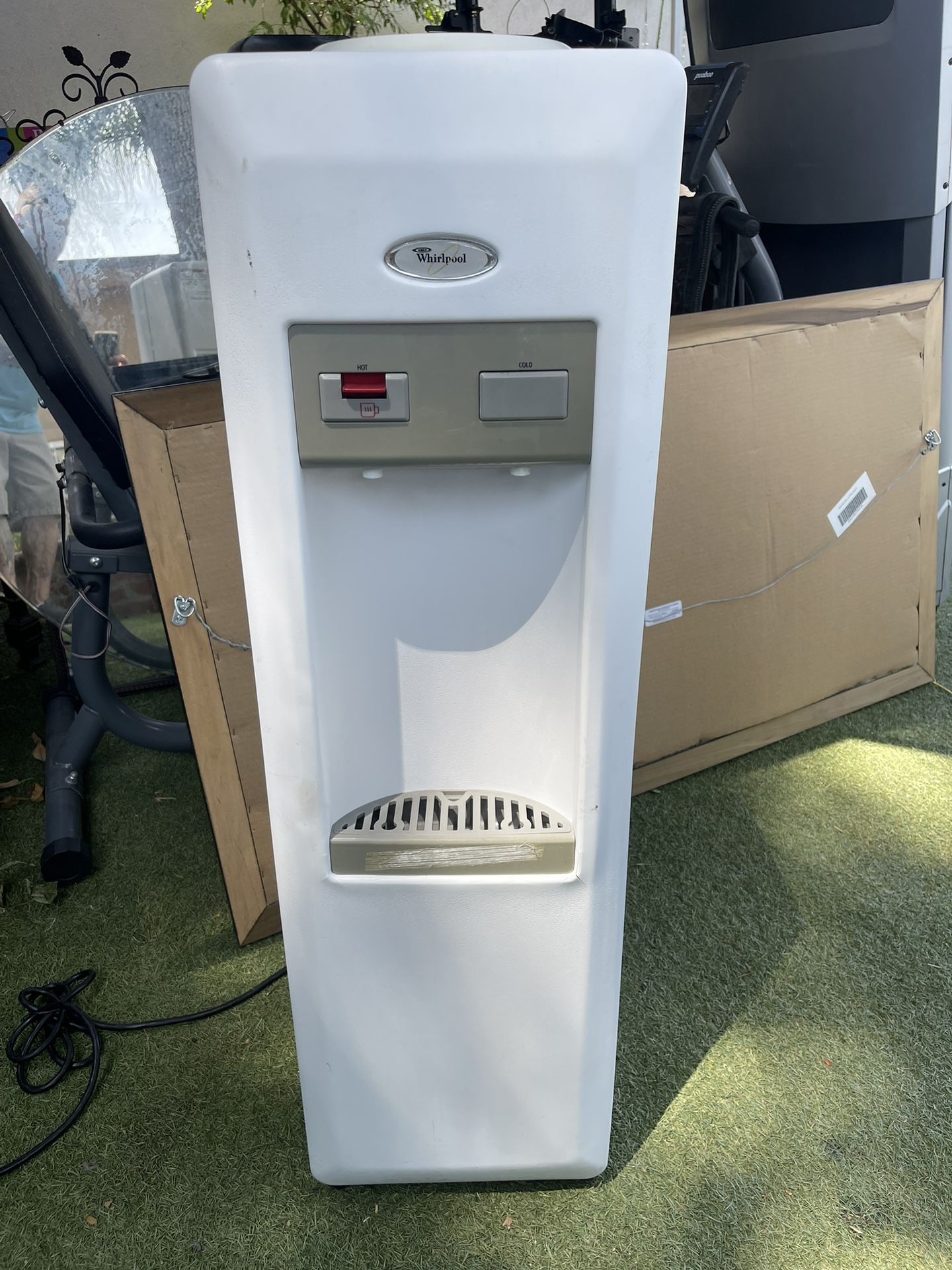 Whirlpool, Hot WaterL And cold water dispenser