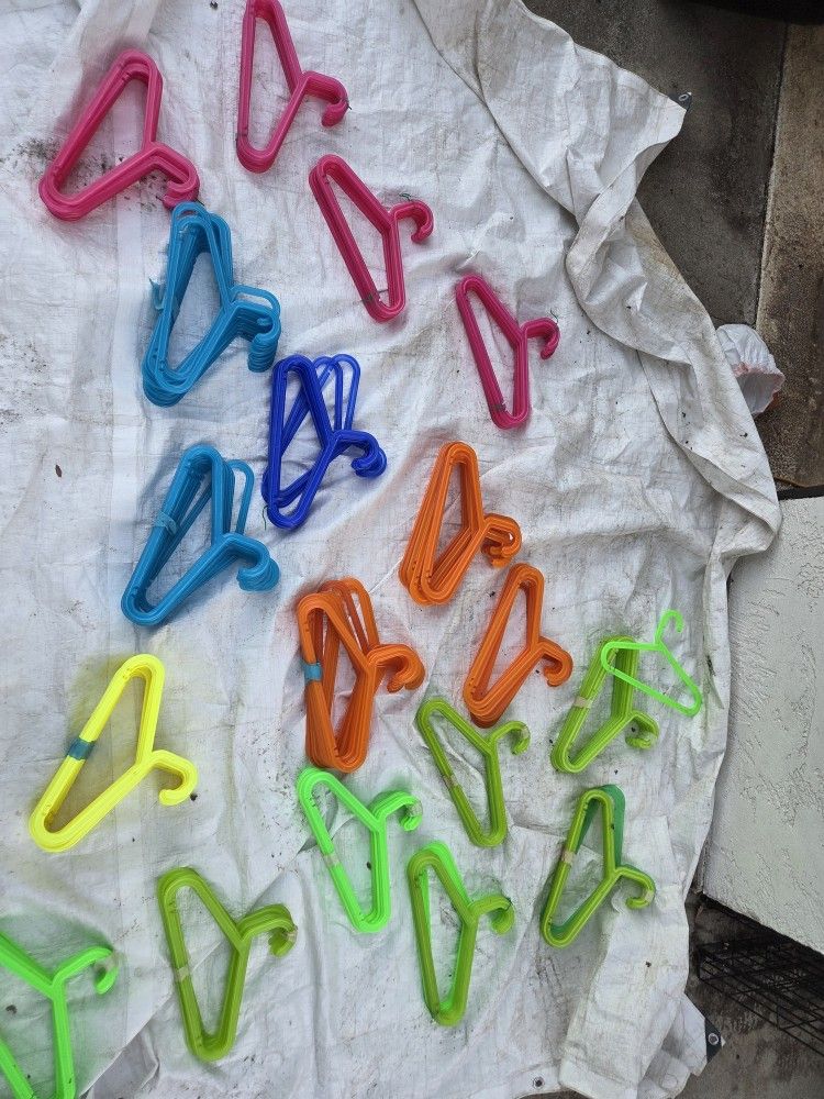 Colorful Kids Hangers (180 Count)