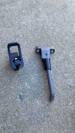 E scooter kick stand and clamp to keep the scooter folded