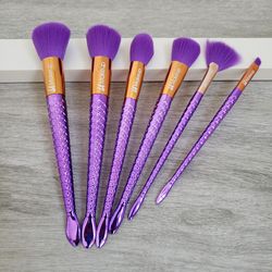 Makeup brushes