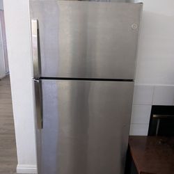 GE Stainless Steel Top-Freezer Refrigerator