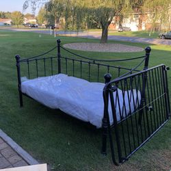 Metal Day Bed Frame With Trundle