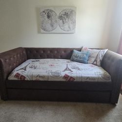 Like NEW beautiful Day Bed Rollaway Bed)