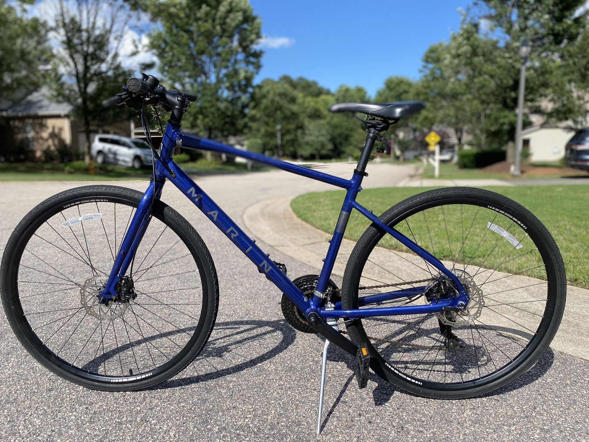 Conquer the Road with the MARIN 21-Speed Hybrid Road Bike