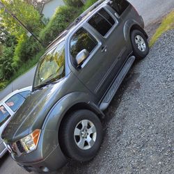 2005 Nissan Pathfinder SE 