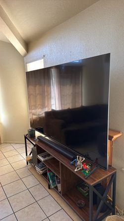Large Flat Screen TV 85” Insígnia