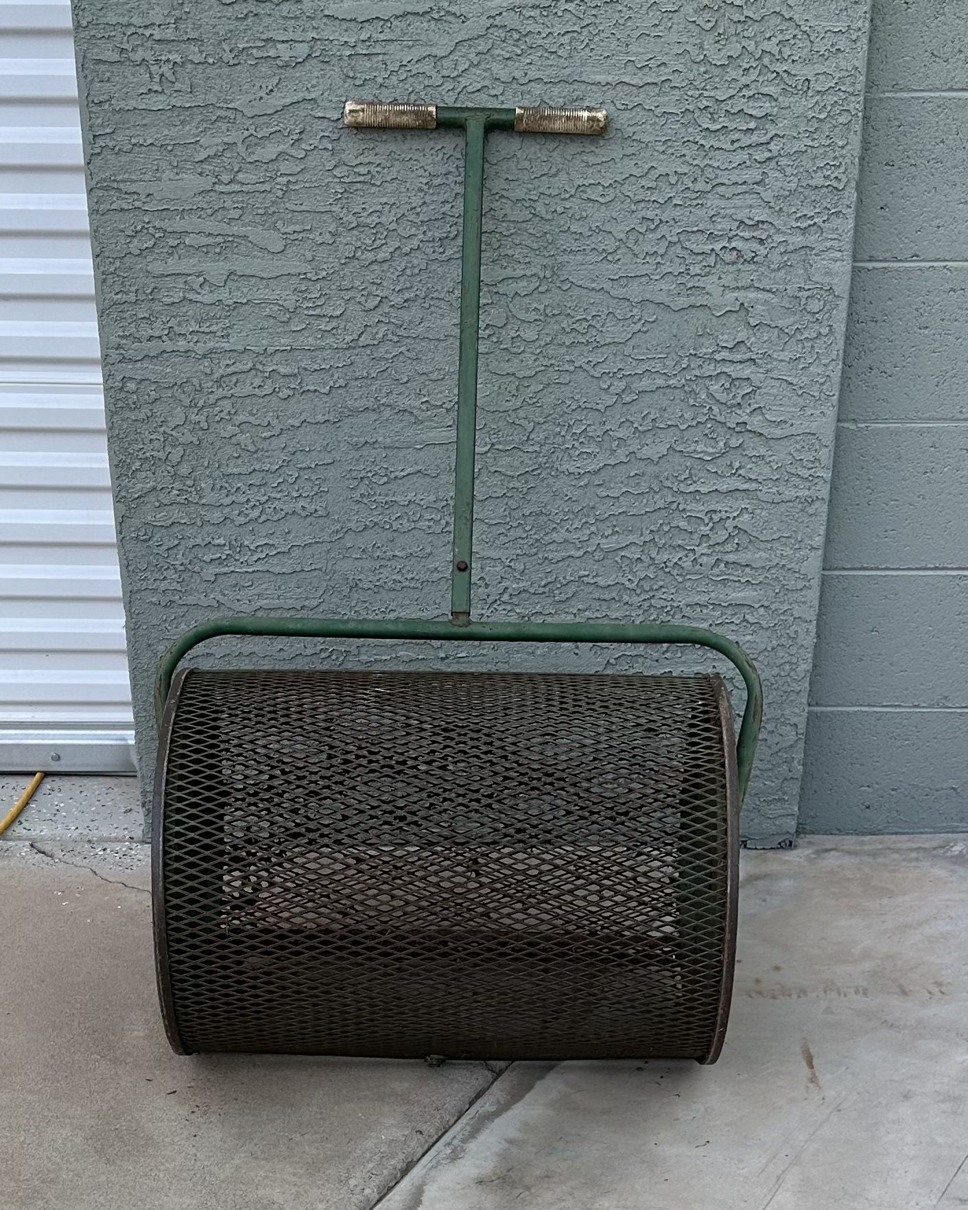 Metal Compost & Peat Moss Spreader Mesh Roller