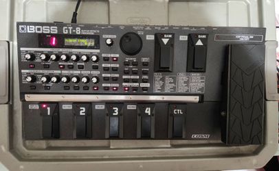 Boss GT-8 Guitar Multi-Effects Processor Pedal with two to one cable and Power Supply