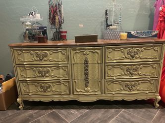 Bassett Vintage Post Mod French Provençal 9 Drawer Dresser and (1)night stand