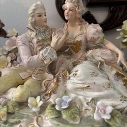Porcelain Lamp/Music Box Figurine. 
