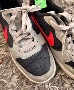 Nike Low-Top Sneakers Gray Black Red