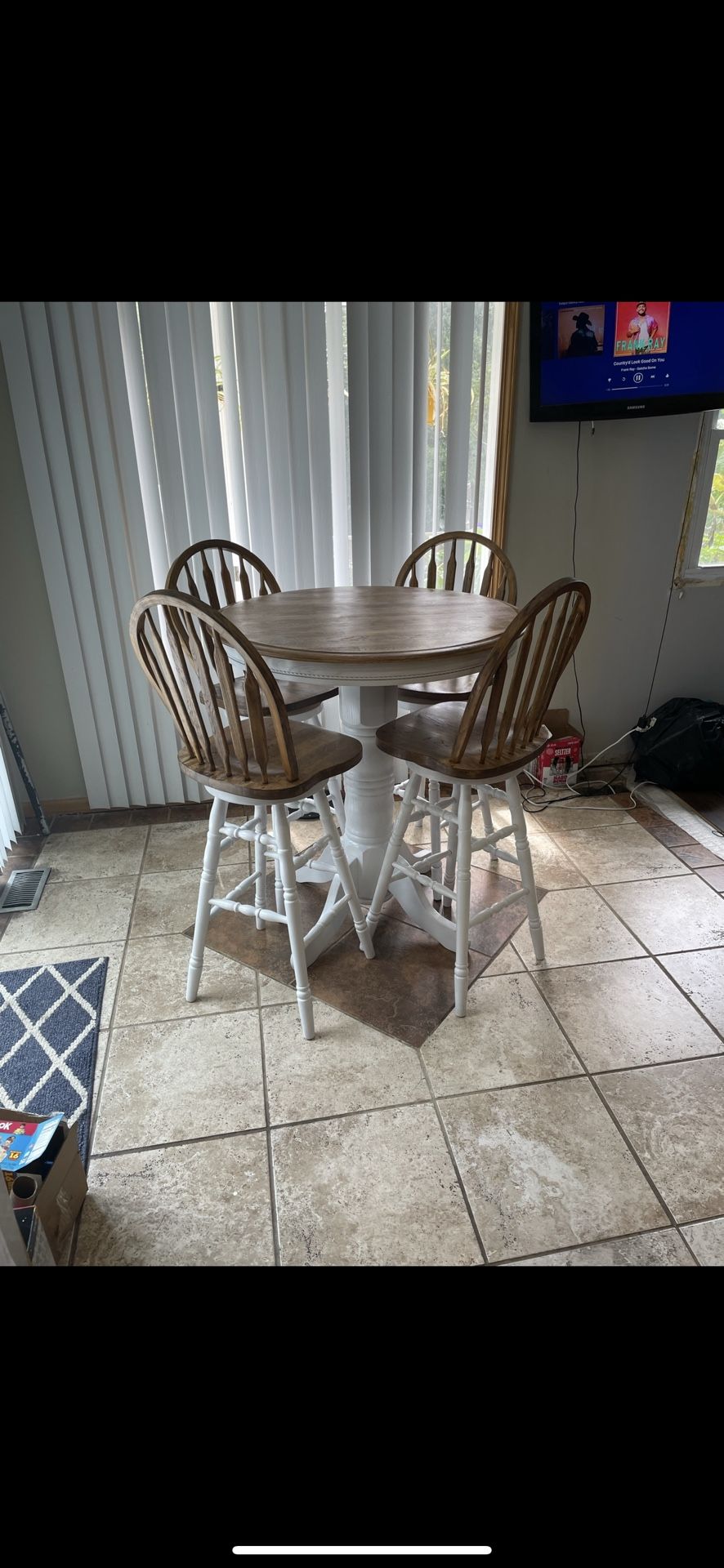 Breakfast Table w/ 4 Swivel Chairs
