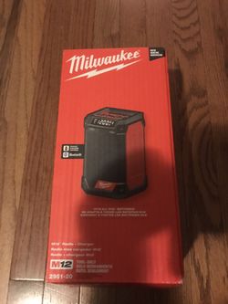 Milwaukee M12 Fm -am Bluetooth radio and charger