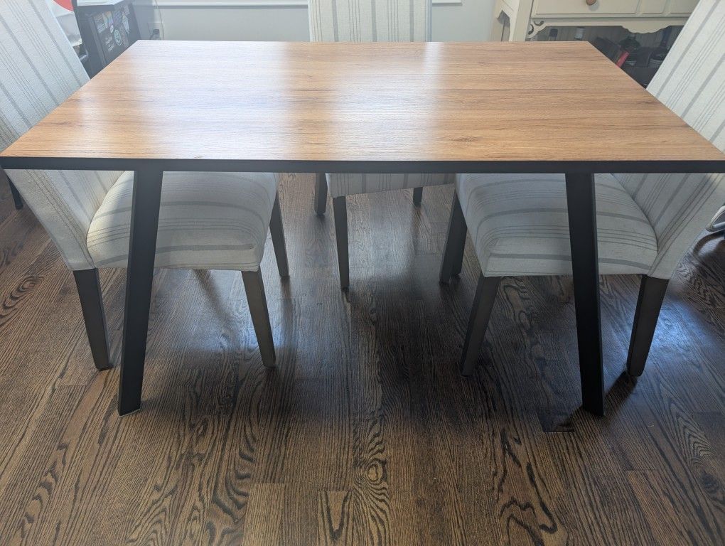 Dining room Table (+3 Free Chairs - Optional)