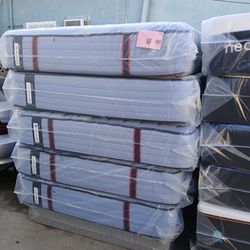 Sealy Mattress For Sale. 

Sealy Posturepedic Pro  14" Firm Queen Mattress 

Brand new Mattress 

Delivery available