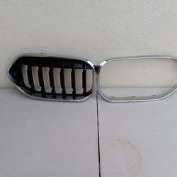 2022-2023 BMW X3,X4 FRONT UPPER CENTER GRILLE OEM USED