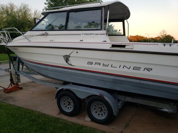 Triumph Trophy Cabin Cruiser Mercruser Engine 150 Horsepower 28