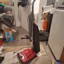 Used Eureka Heavy‑Duty Commercial Upright Vacuum – Excellent Condition – $135 (Cash Only, Sacramento