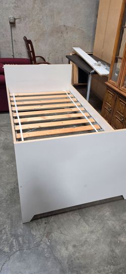 Twin platform bed