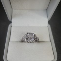 GORGEOUS ENGAGEMENT WEDDING RING! 