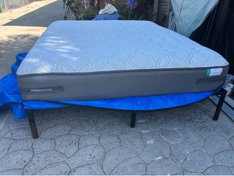 BEAUTIFUL KING SIZE BED INCLUDING THE FRAME AND SEALY POSTUREPEDIC MATTRESS CLEAN